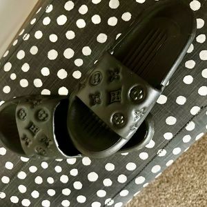 NWOTCushy comfy slip ons in black size 9